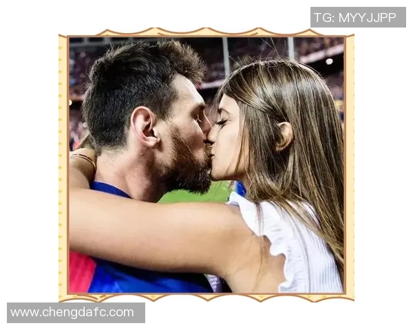 足球球星在赛场上公开表白的感人瞬间：他们的爱情故事让人动容