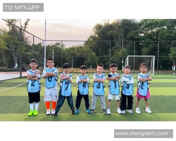 身穿足球衣的儿童球星在绿茵场上展现激情与梦想